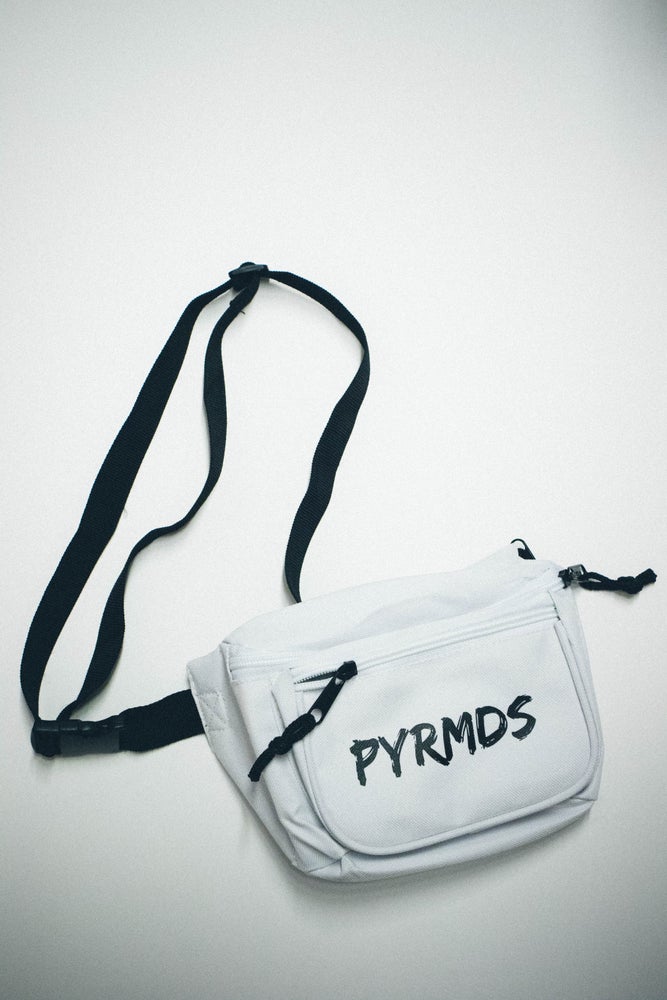 PYRMDS HIP-PACK. White/Black